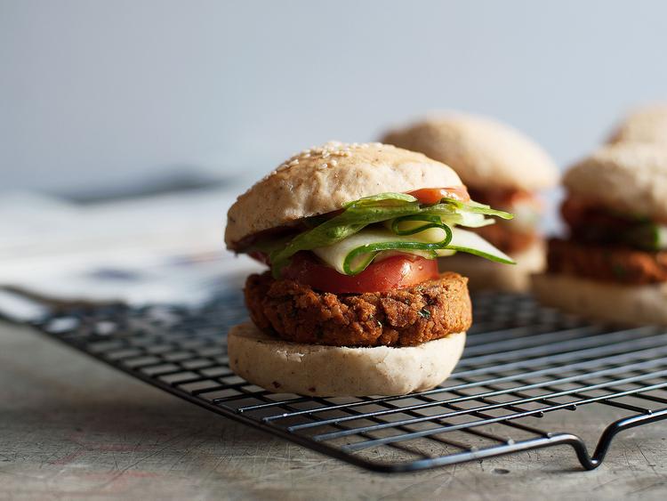 Spicy chickpea burger | Recipe | Kitchen Stories